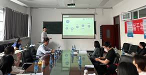 会议室里的人们描述已自动生成